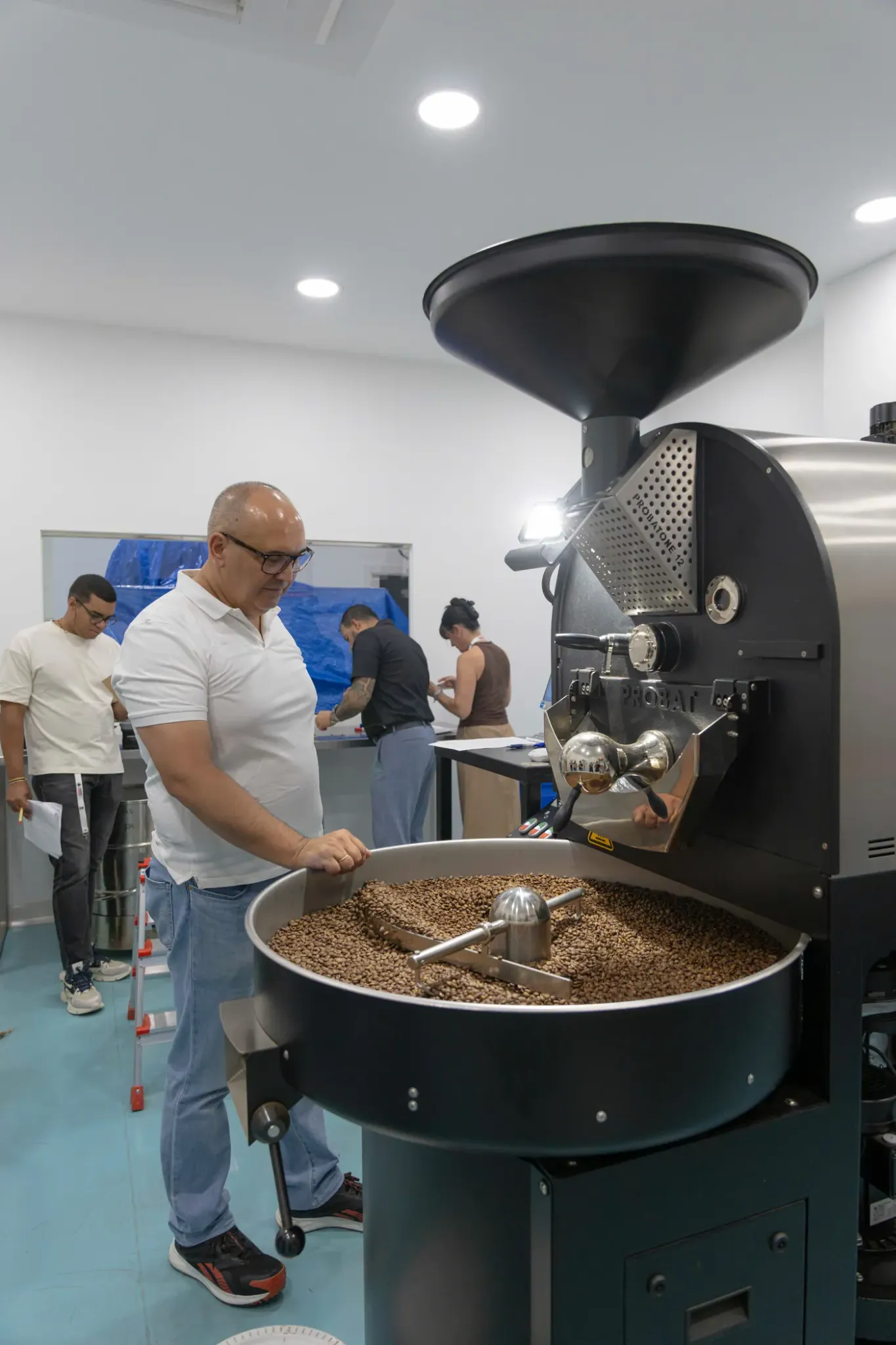 Equipo de TYC COFFEE trabajando con la tostadora Probat durante una sesión de tueste